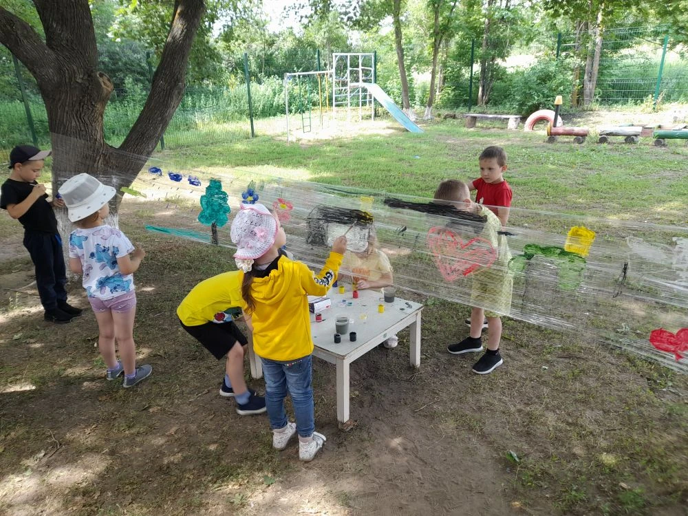 Творчество на свежем воздухе: рисуем на пищевой пленке! ☀️🎨

Сегодня наши юные художники в детском 