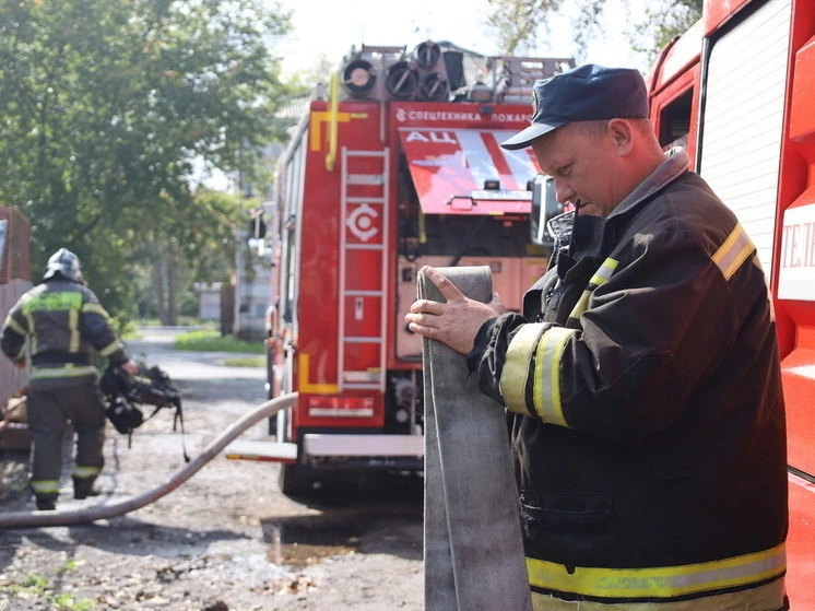 🔥 В Бийске загорелась квартира в пятиэтажном доме