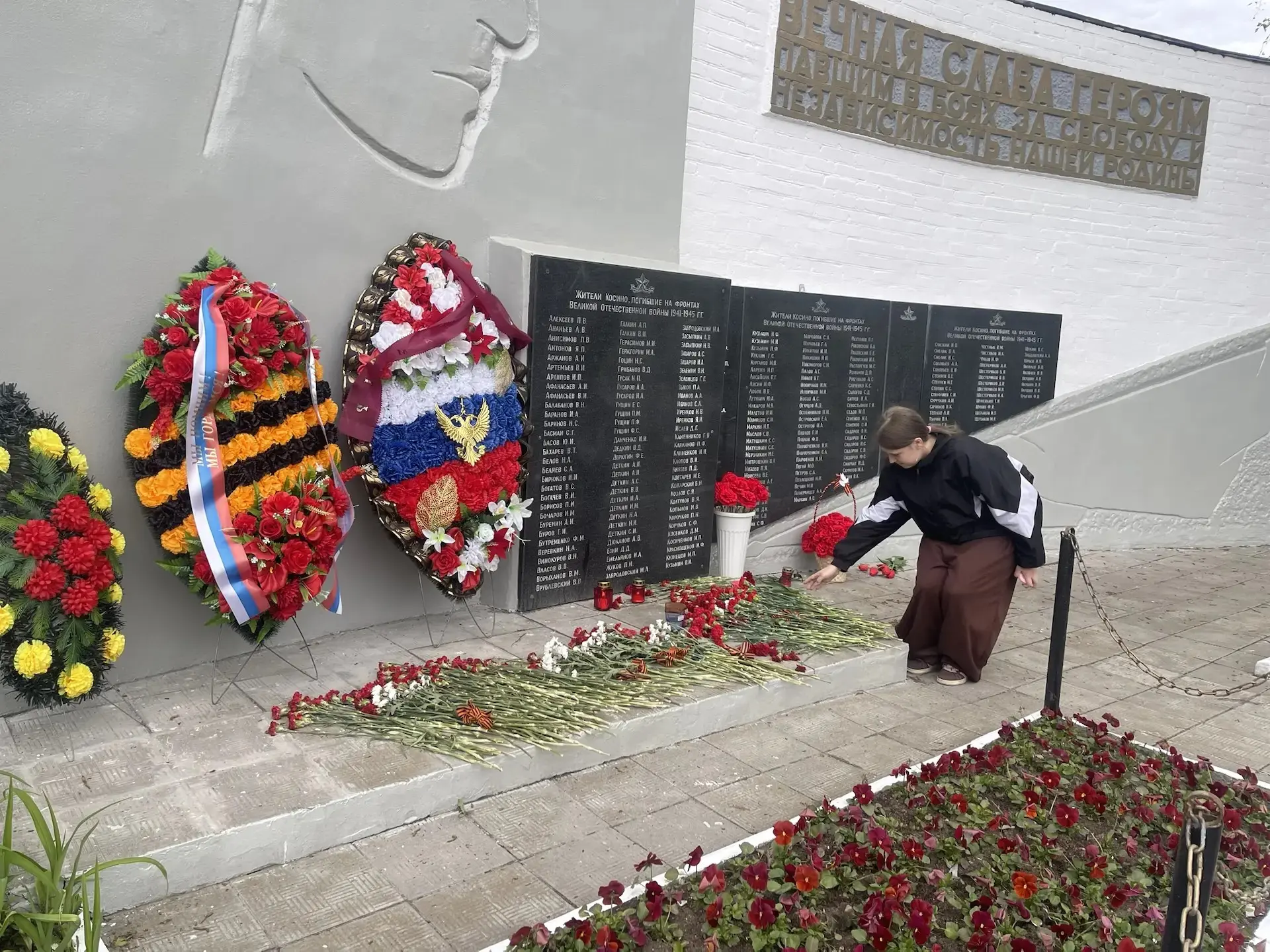 Помним и чтим подвиг героев  В День Победы активисты 6 «Р» класса вместе с классным руководителем Св