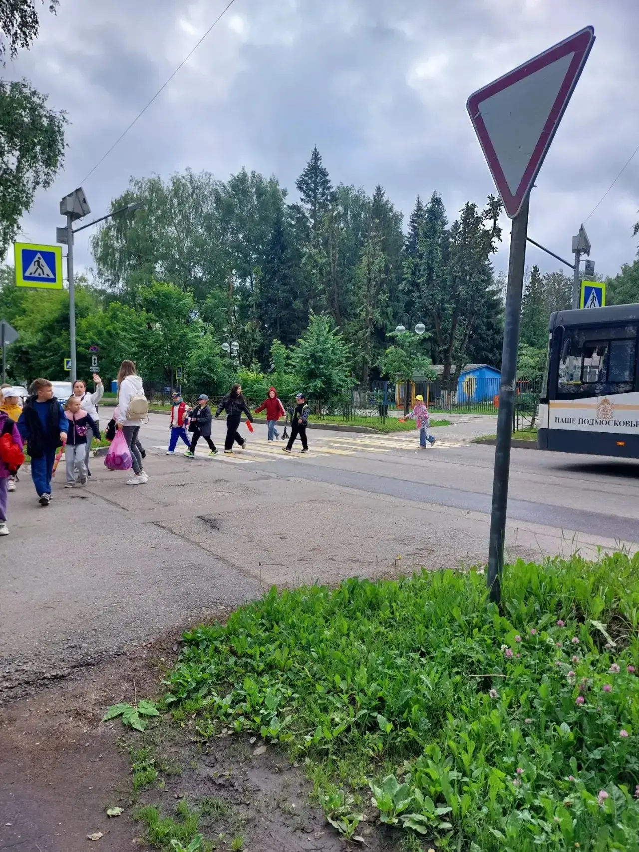 Сегодня в городке по ПДД ребята 1‑го и 2‑го отряда повторили:
* сигналы светофора и их значение;
* п