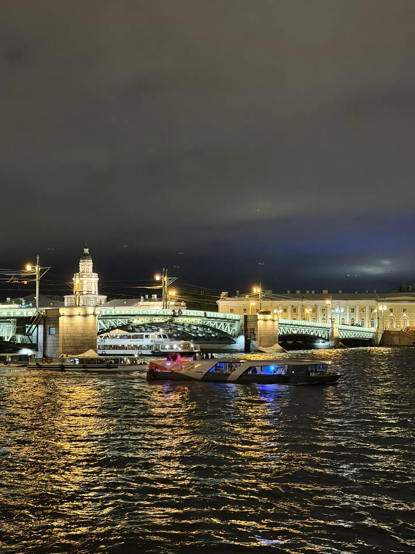 Гуляем в Петербурге ❤️
Сегодня не разводят мосты 🚧