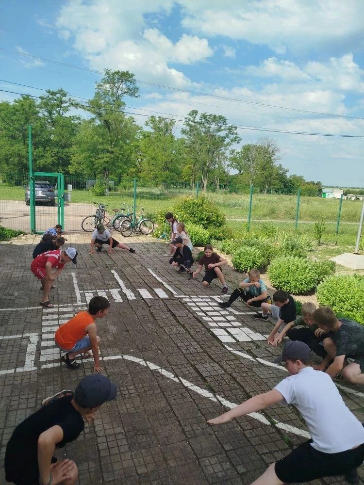 Дни в летнем лагере проходят весело и интересно,делают с утра зарядку, участвуют в клубных мероприят