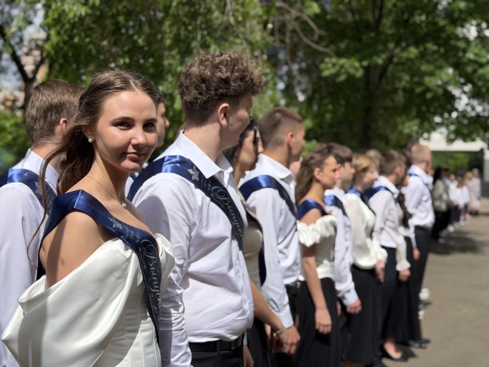 🎓 В 1-м корпусе прошёл Последний звонок для 11 класса  В стенах нашей школы прозвучал главный звонок