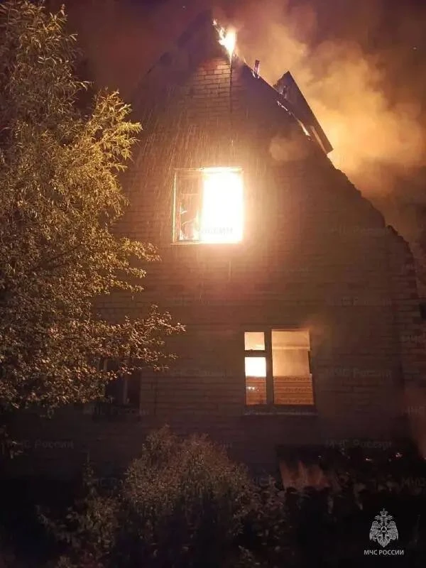 🔥Ночью в селе Путимец Орловского округа загорелся жилой дом

К моменту прибытия спасателей дом горе