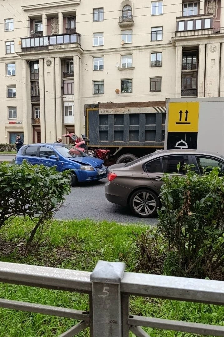 Странный манёвр парализовал движение на Ивановской улице