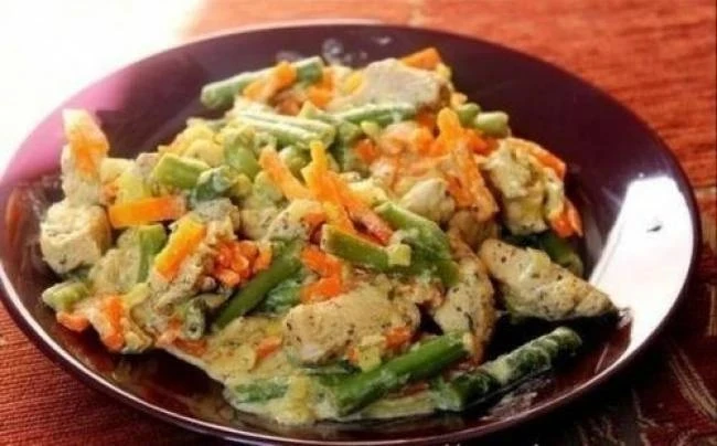 Куриное филе со стручковой фасолью и овощами