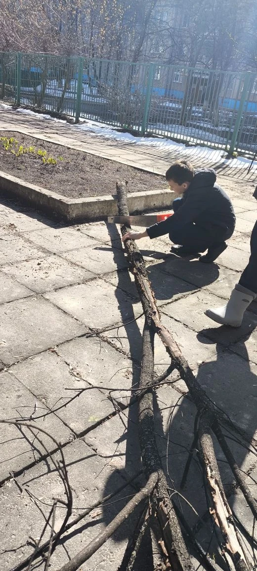 🌪️ Устраняем последствия непогоды.  Недавняя непогода оставила свой след и на территории нашей школы