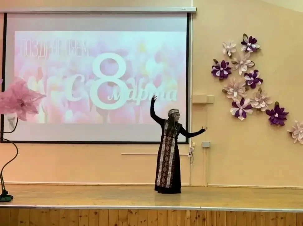 Сегодня в школе прошёл яркий праздник, посвященный Международному женскому дню 8 Марта, который объе