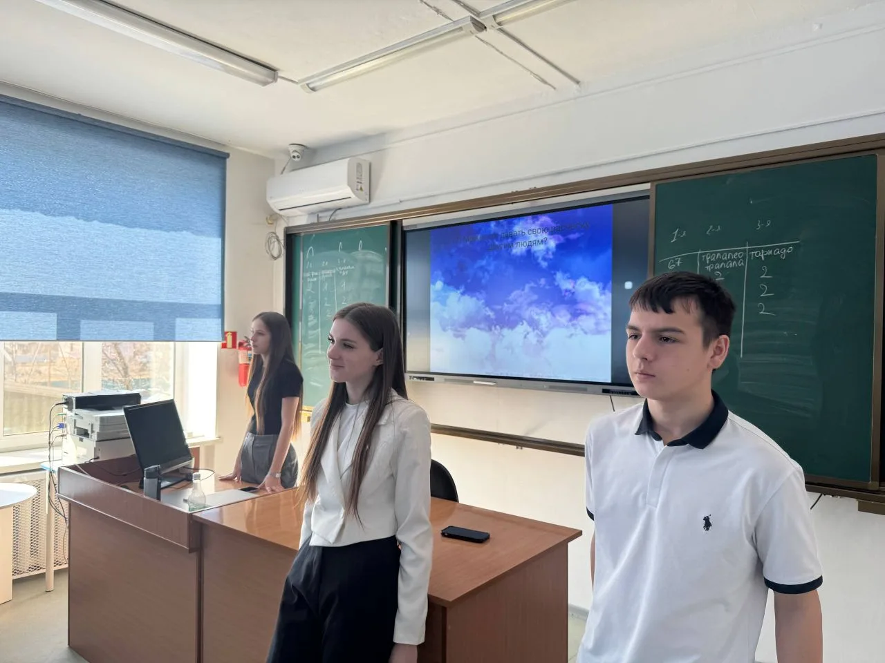 ⚡️ ДАЙДЖЕСТ НЕДЕЛИ: КРАТКО О ГЛАВНОМ  🚀 КОСМОС: ВЫХОДИМ НА ОРБИТУ  На открытом уроке ко Дню космонав