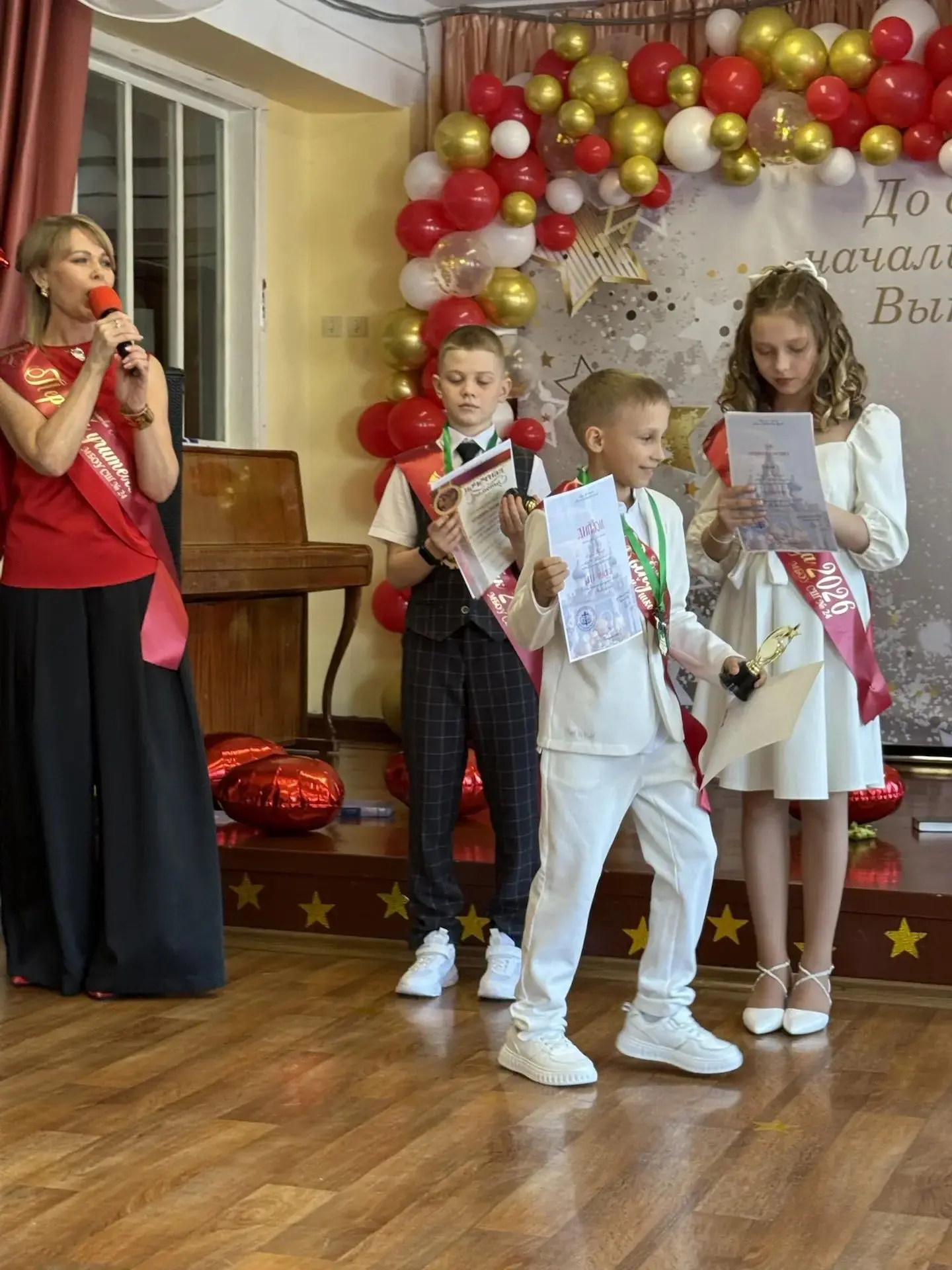 Один праздник — два поста. Потому что слишком много счастья в кадре 🎓

Выпускной уже позади, но сто
