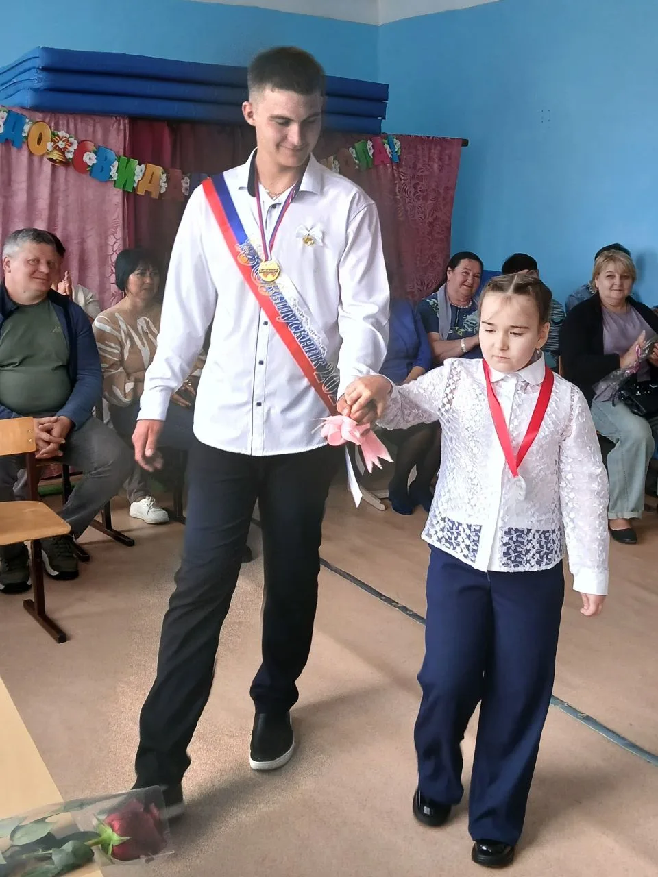 Прозвенел последний звонок для выпускников школ нашего сельсовета. Администрация желает...
