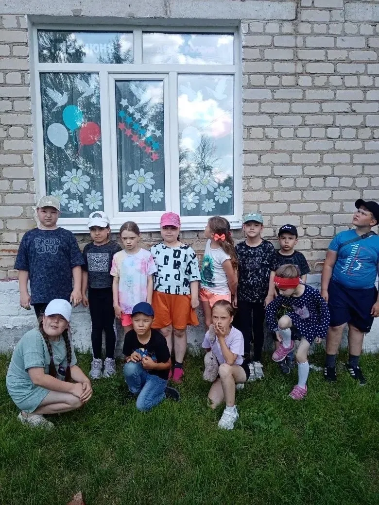 #Акция #ОкнаРоссииРодинойГоржусь В преддверии Дня России ученики нашего лагеря «Радуга» вместе с пед