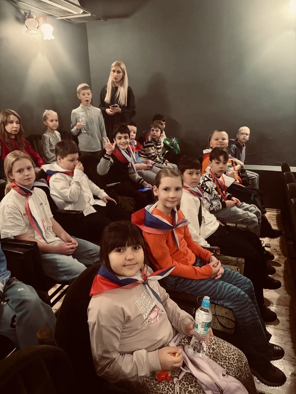 🎭 В эти выходные ученики 3 «А» класса совершили настоящую телепортацию! Ребята отправились в драмати