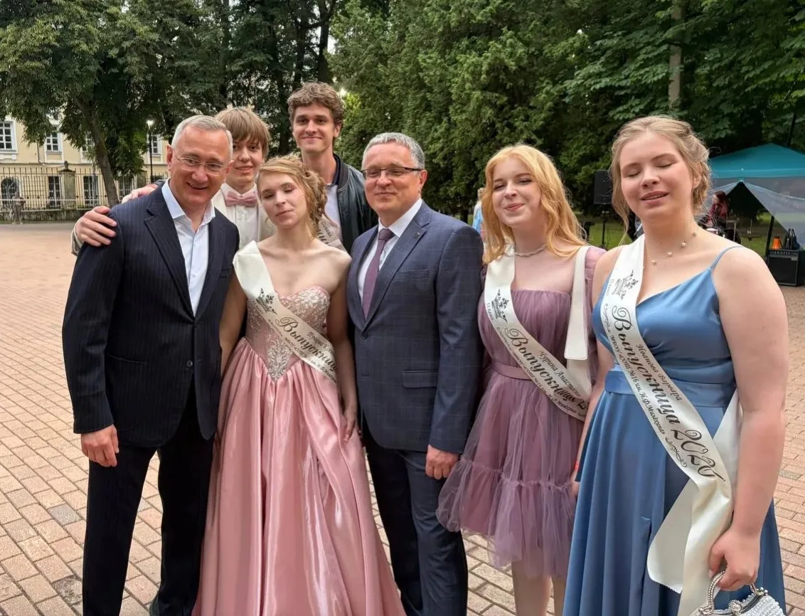 Выпускники, с праздником! 🎉

11 лет пролетели как один миг. Школа навсегда останется в вашем сердце