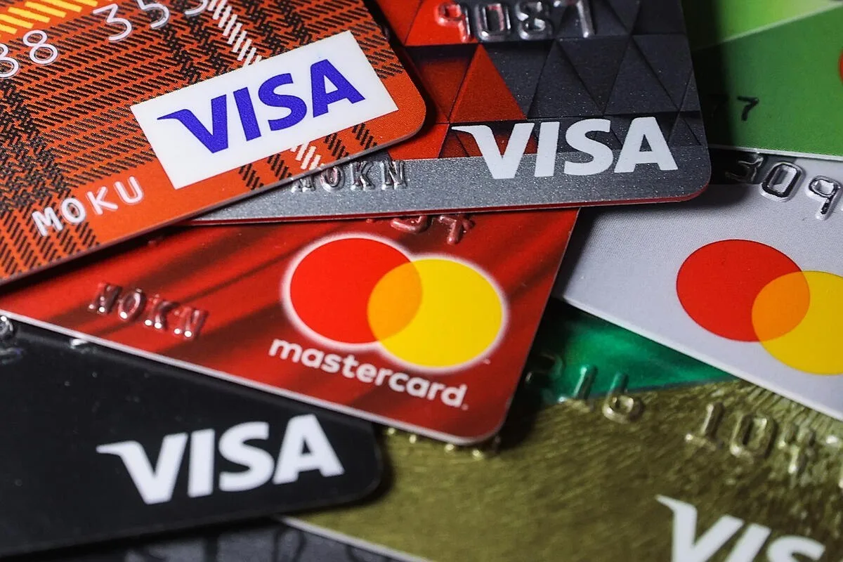 ❗️Карты Visa и Mastercard выведут из обращения в России не ранее 2030 года

В российских банках расс
