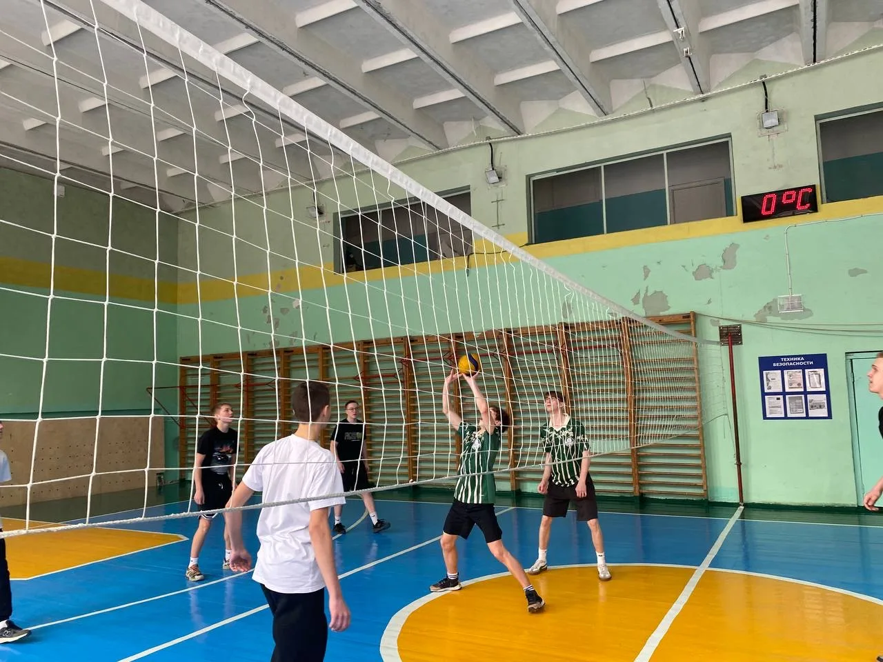 Школьные соревнования по волейболу в честь Дня защитника Отечества 🇷🇺  Вчера в нашей школе в честь Д