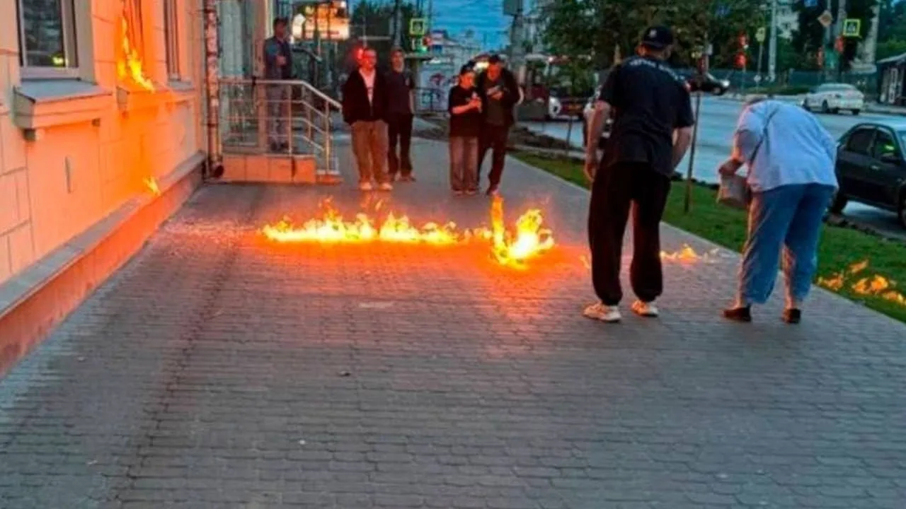 🔥В Туле с разницей в 10 минут загорелись два отделения банка.

Сообщается, что возгорания произошли