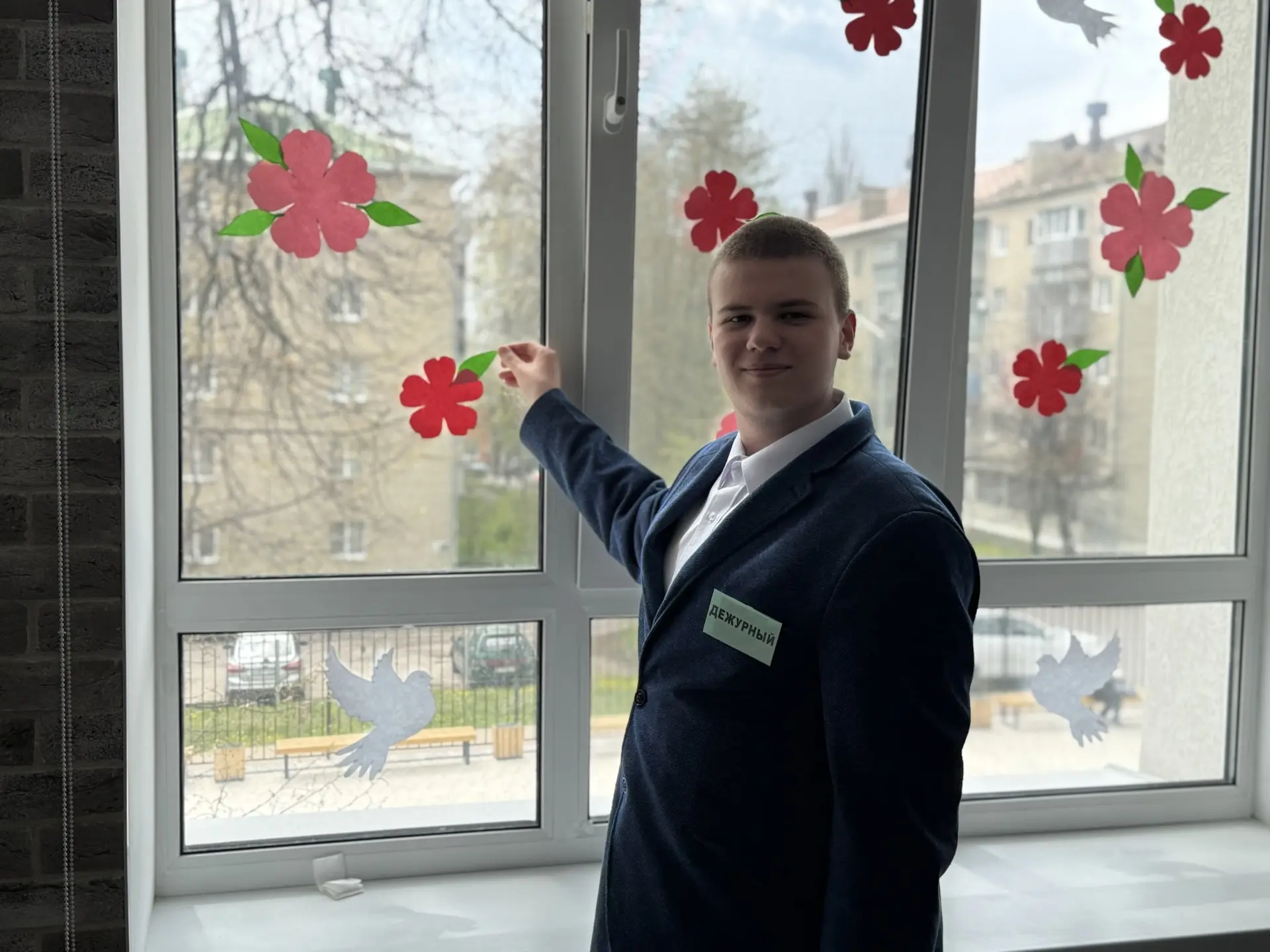 🕊️ Окна Победы: память о героях оживает в нашей школе    Ученики гимназии вырезали фигуры, украсили 