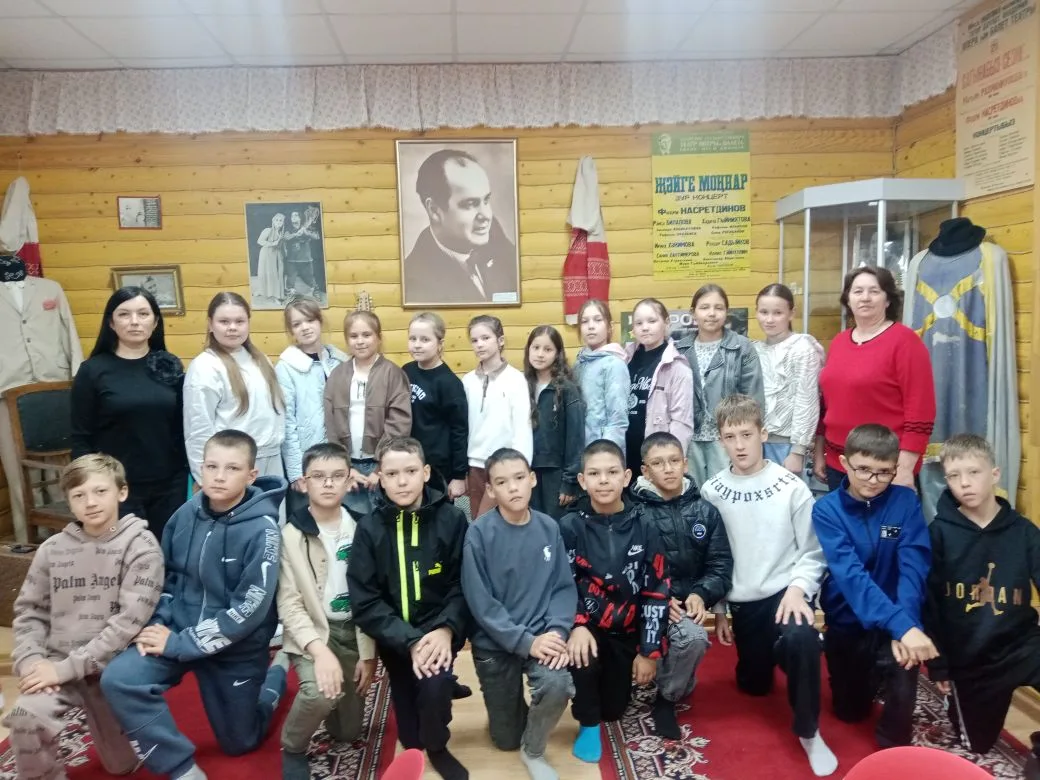 Фәхри Насретдинов һәм Бану Вәлиева музеенда Апас урта мәктәбенең 4в сыйныф укучылары эк...