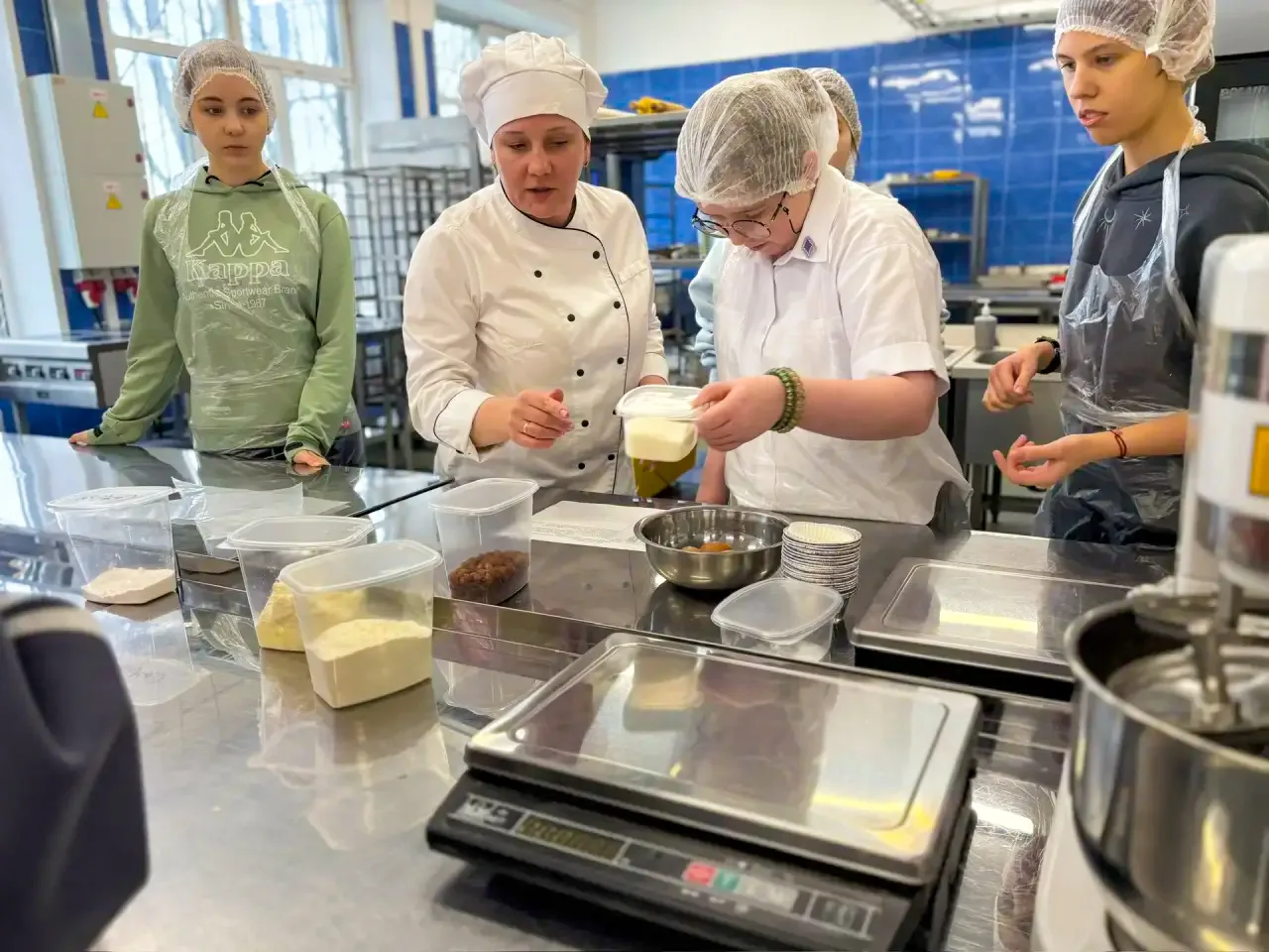 Профессиональные пробы: кондитерское дело👩🏻‍🍳  Ученики 9-х классов побывали в Пищевом колледже № 33,