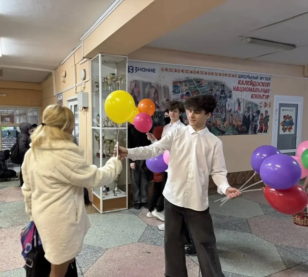 Утро пятницы в нашей школе началось не с привычной учебной рутины, а с улыбок🤗 Наши замечательные уч