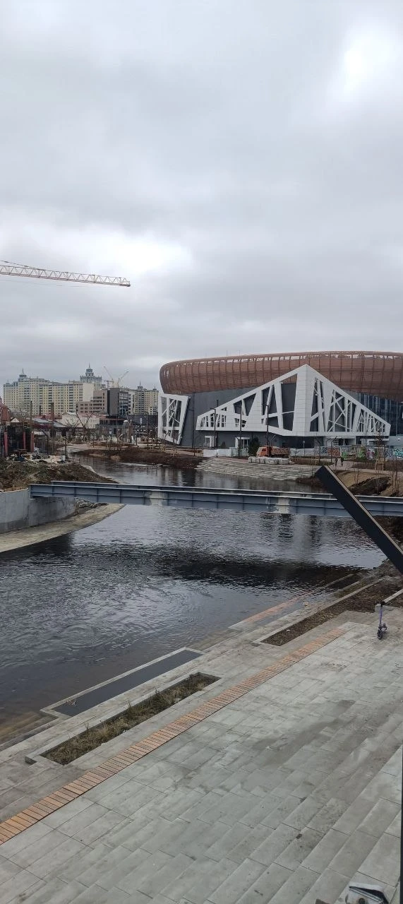 В центре Екатеринбурга в районе цирка строится пешеходный мост через реку Исеть и тонне...