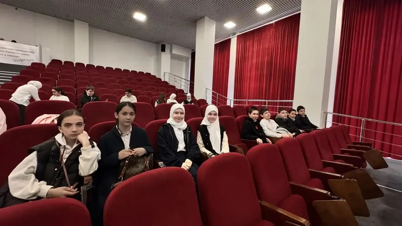 Активисты МБОУ «СОШ № 58» под руководством классного руководителя Наиды Надирбековны побывали на пам