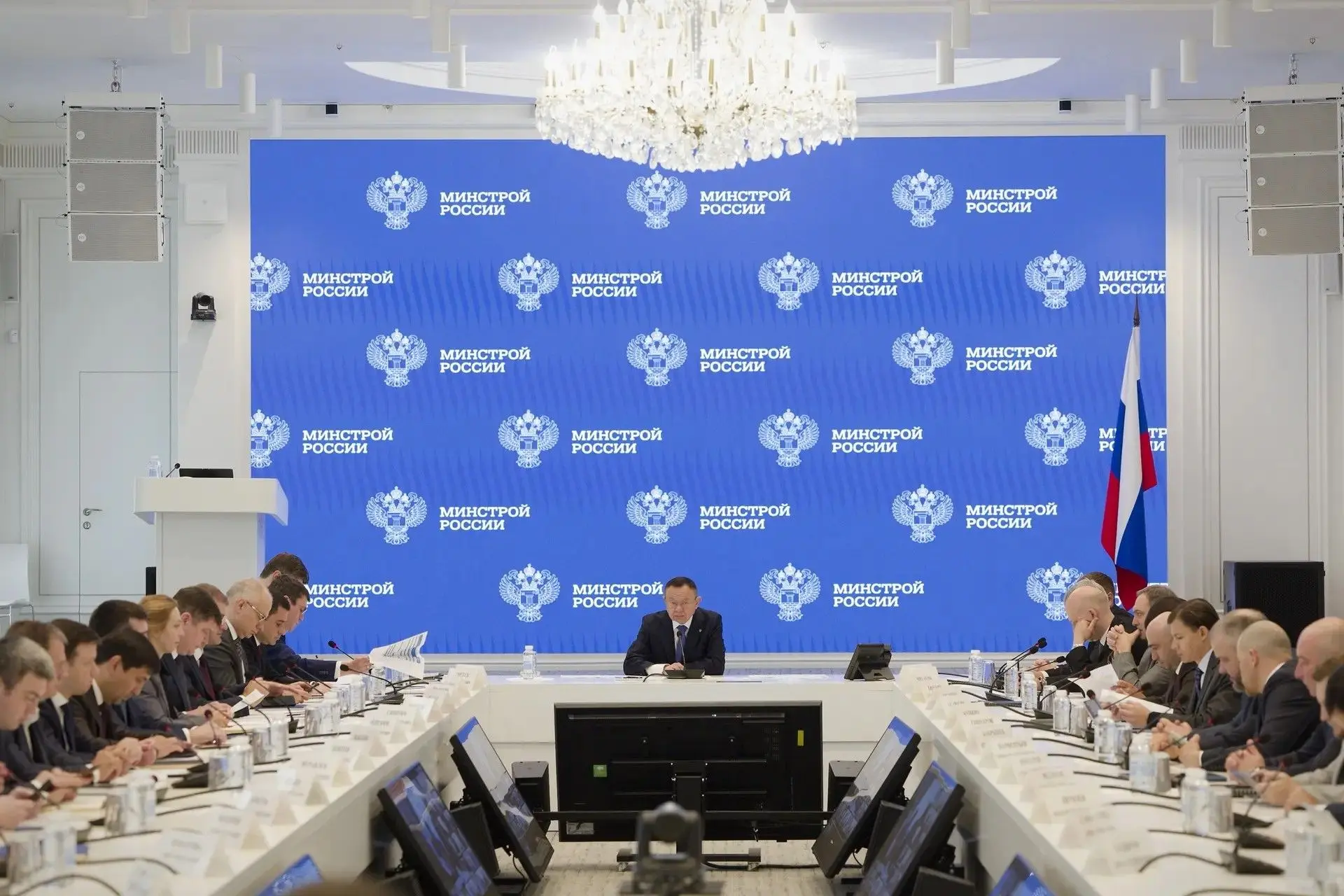 В Минстрое России прошло еженедельное оперативное совещание под председательством Минис...