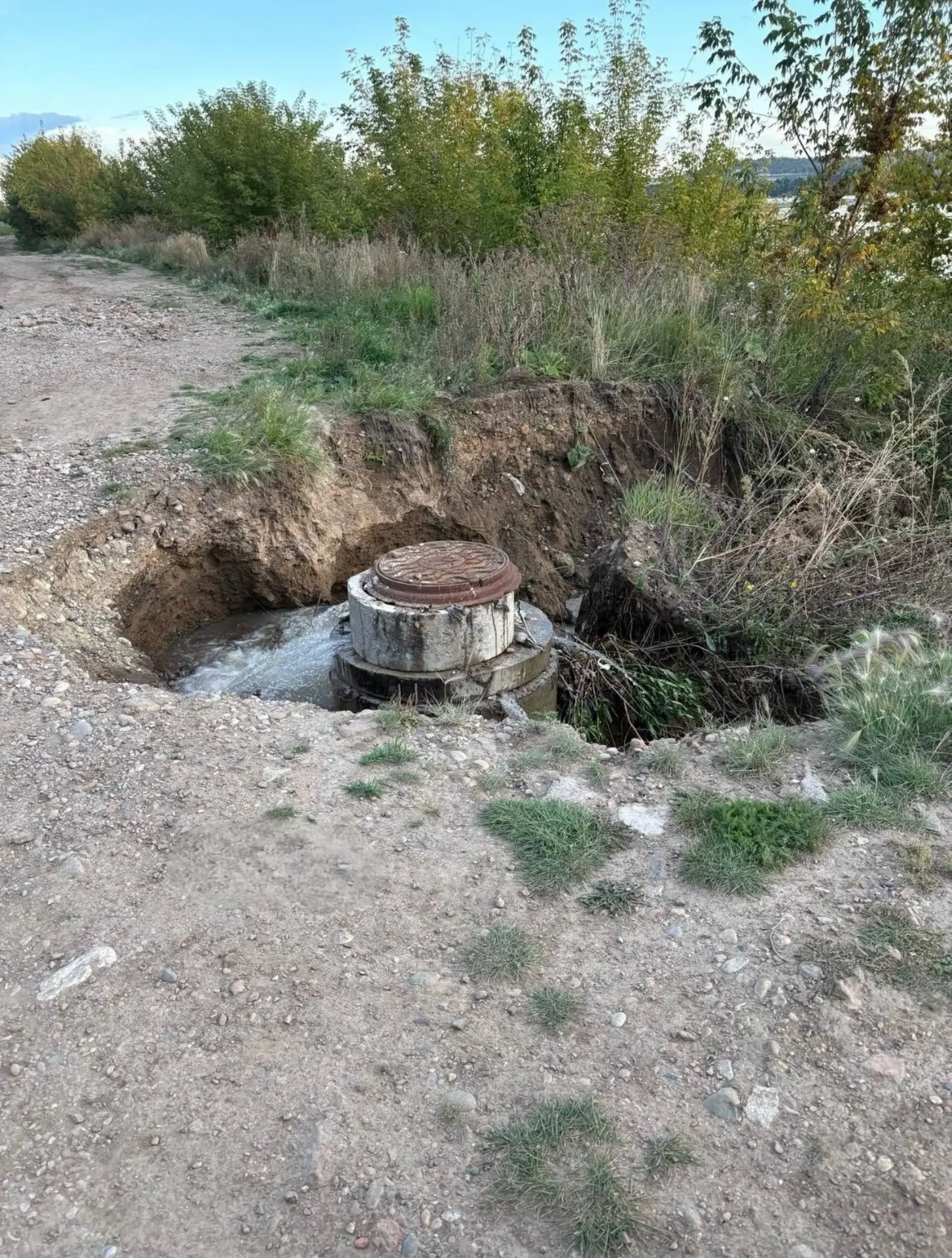🤢На Верхней набережной прямо в Ангару из колодца бьёт «фонтан» с душком