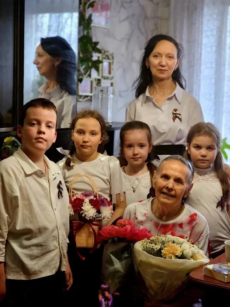ПОДАРОК ВЕТЕРАНУ 🎁  В преддверии 81-й годовщины Великой Победы учащиеся 1 "А" совместно с учащимися 