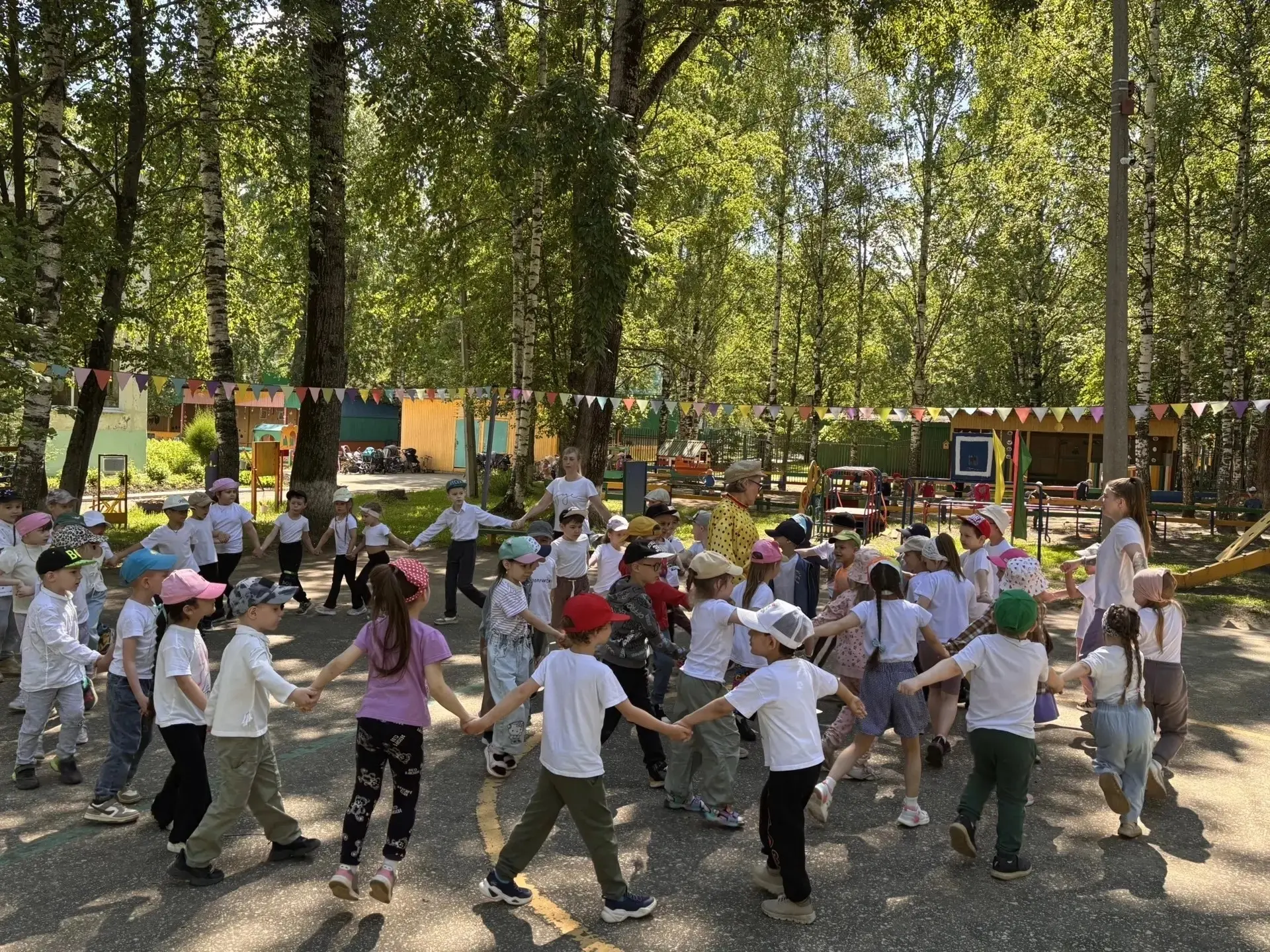 🎉 В нашем детском саду прошёл спортивно-музыкальный праздник «Мы — поколение России»! Наши маленьки
