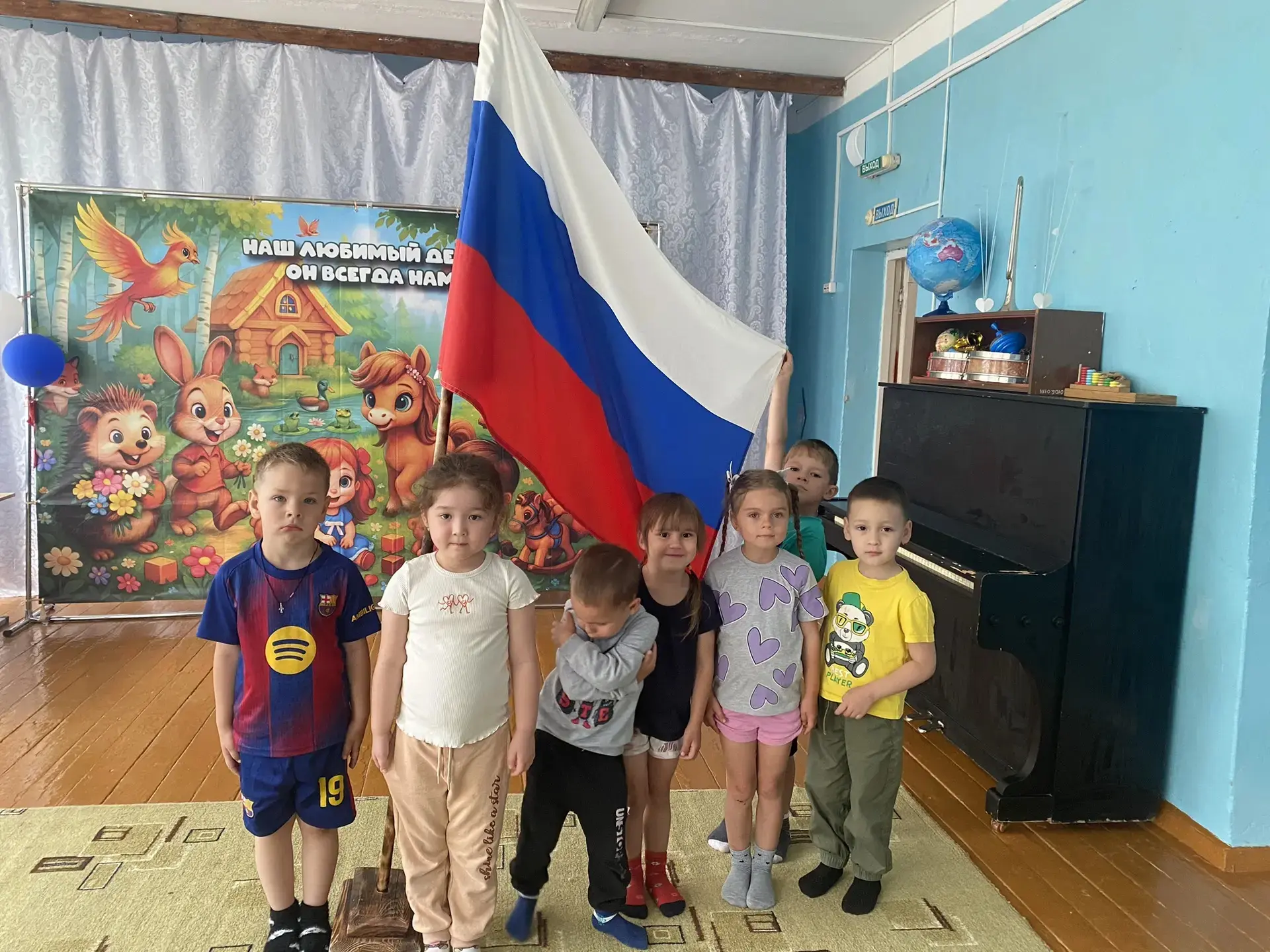 В нашем детском саду прошло музыкальное развлечение "Моя Россия - моя страна". Ребята т...