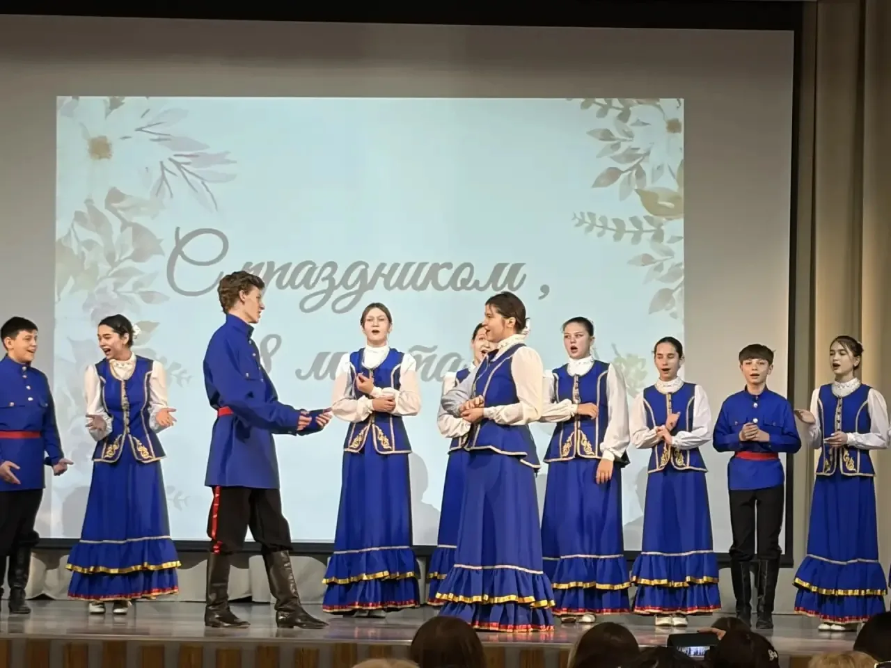 💐🌷Весенний праздник благодарности и красоты!   Сегодня наша школа превратилась в настоящий дворец пр