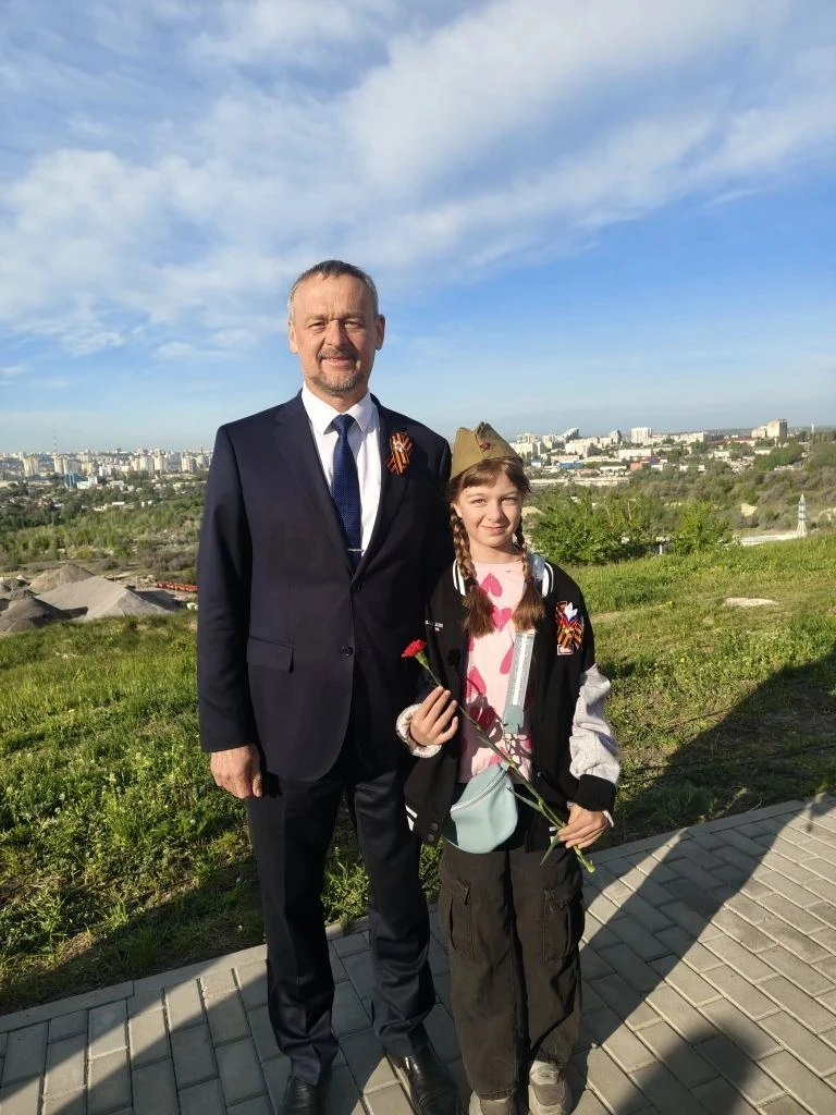 Знамя Победы над меловой горой – в честь Великого Дня Победы! 🌟  В этот священный день, 9 Мая, в наш