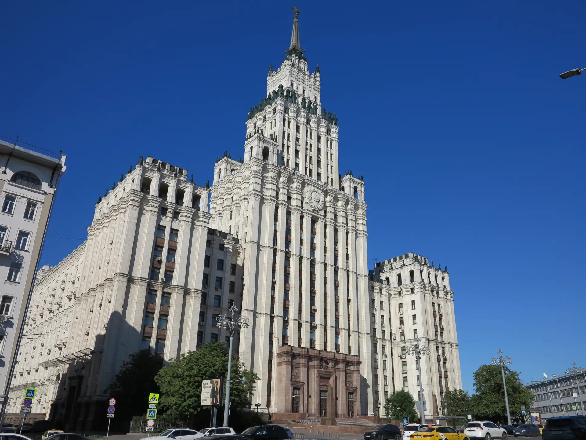 В кадре запечатлён силуэт высотного здания у Красных Ворот. Его центральную часть занимают офисные п