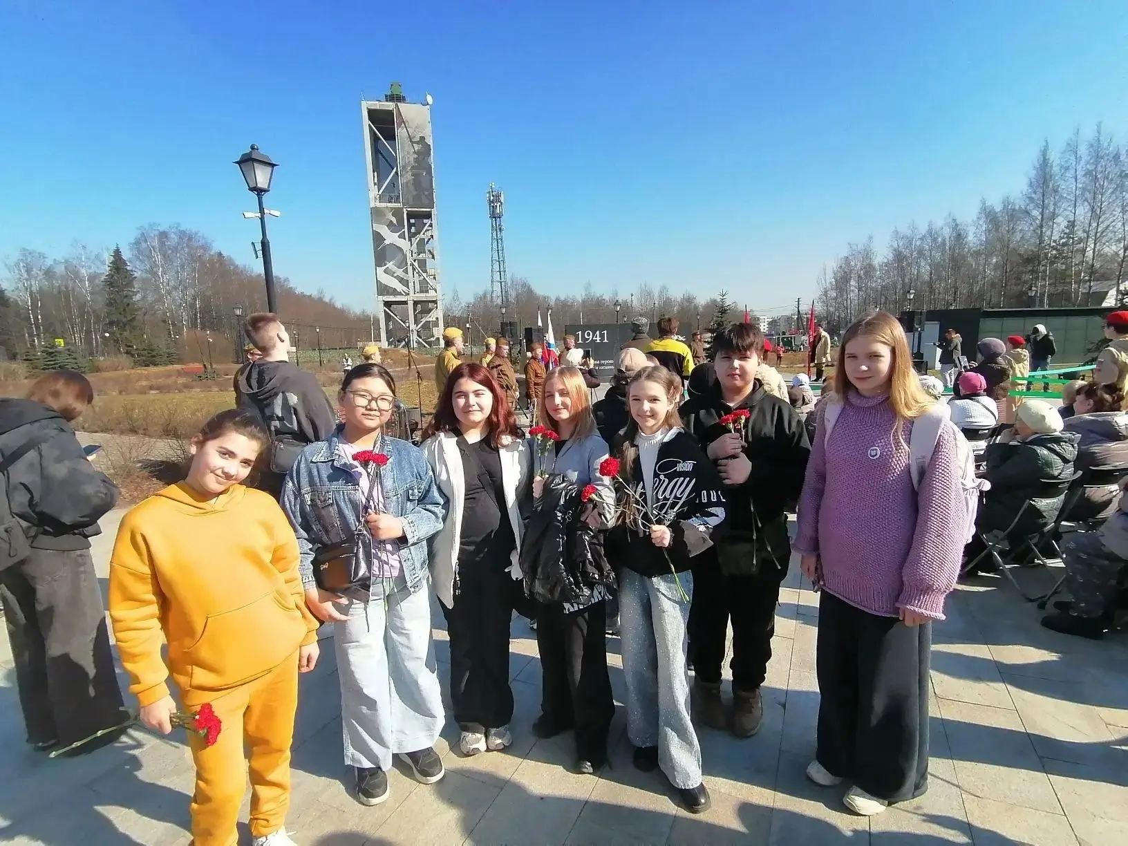 Помним. Гордимся. Благодарим. Вчера ученики 5В класса (участники Движения Первых! ) МОУ СОШ № 4 с кл