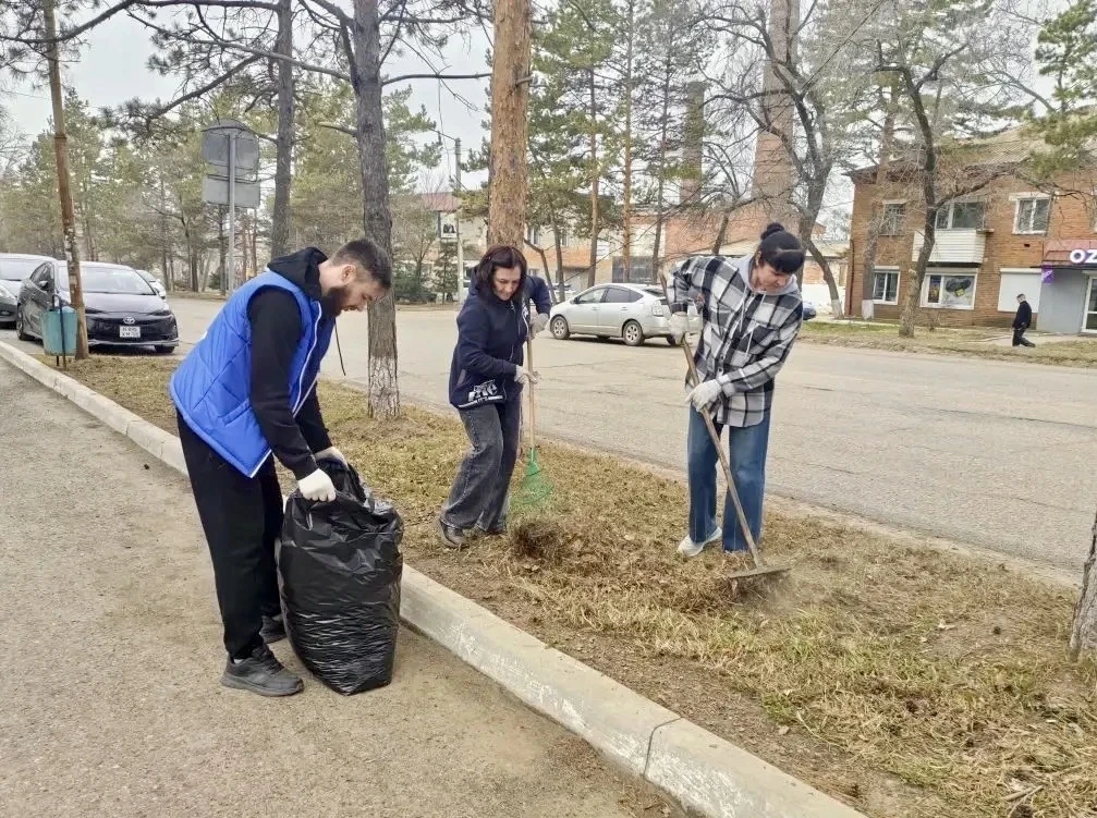 Чистота — дело общее!   🧹Работники культуры провели субботник на территории городского Дома культуры