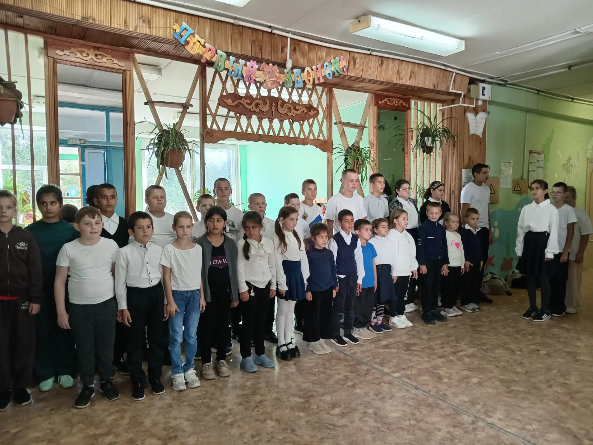 На традиционную итоговую линейку собрались ученики и педагоги, чтобы подвести итоги нед...