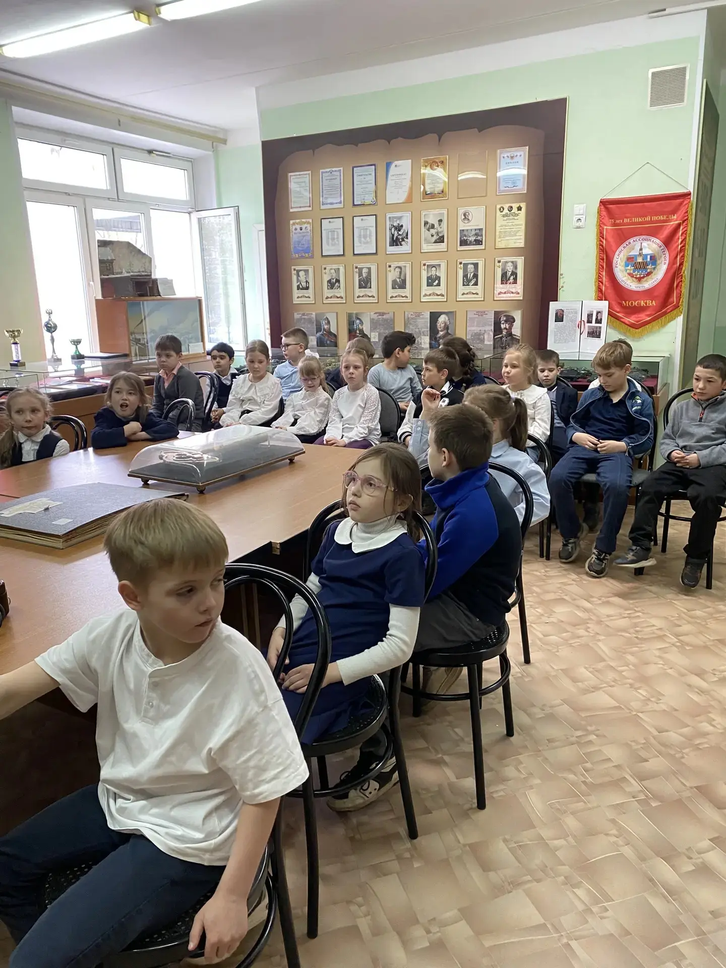 ⭐️Ученики 1 «В» класса посетили школьный Музей Боевой Славы  🔥В 2026 году наша страна отметит две ва