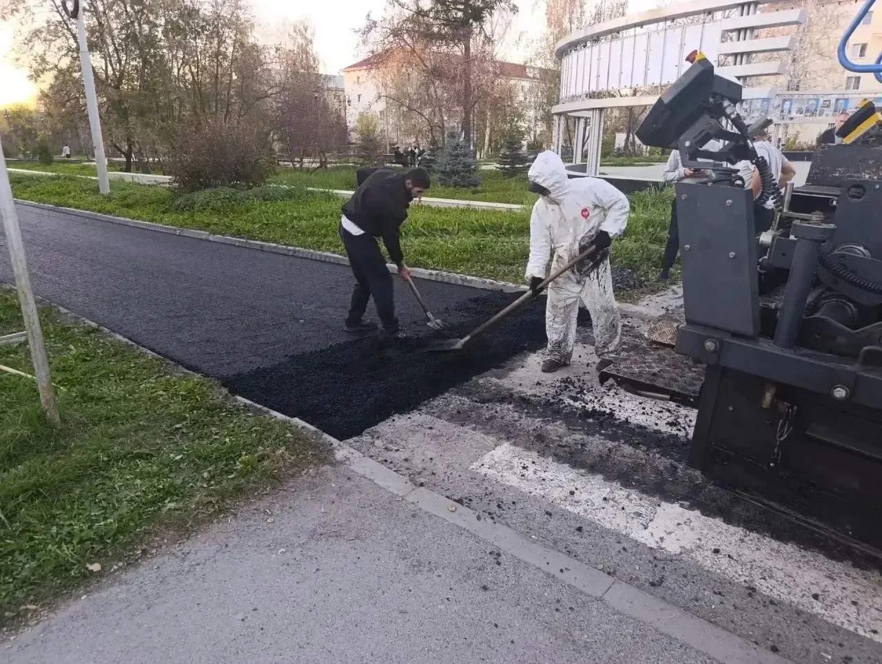 🛣️ На улице Победы продолжается ремонт дороги