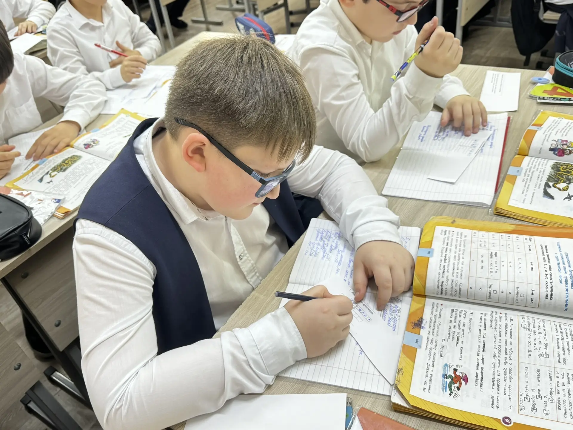 Выпускной акт начальной школы! 🎓 Четвертые классы поставили эффектную точку в Году начальной школы с