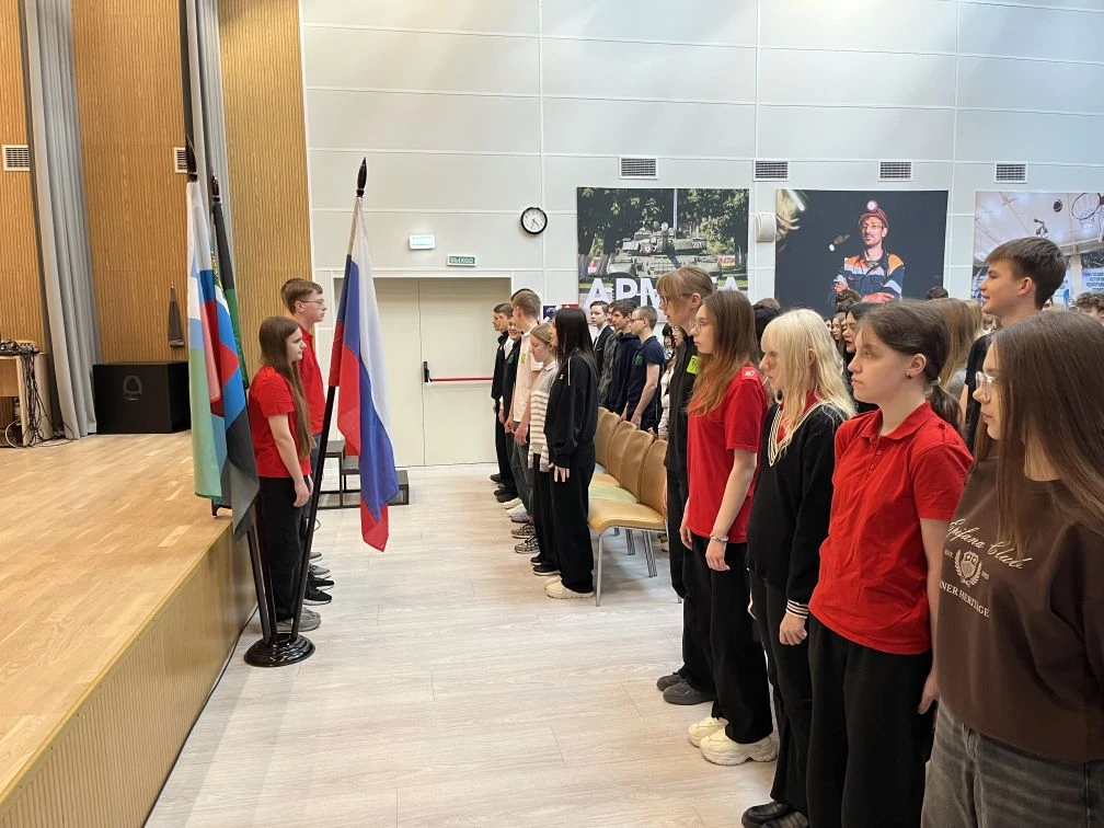 🏫 Старт новой недели: Торжественная церемония и важный разговор 🏫  Новая учебная неделя в нашей школ