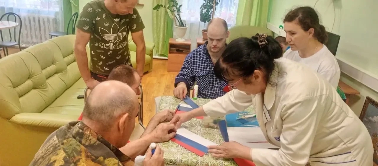 Аппликация ко Дню Государственного флага Российской Федерации