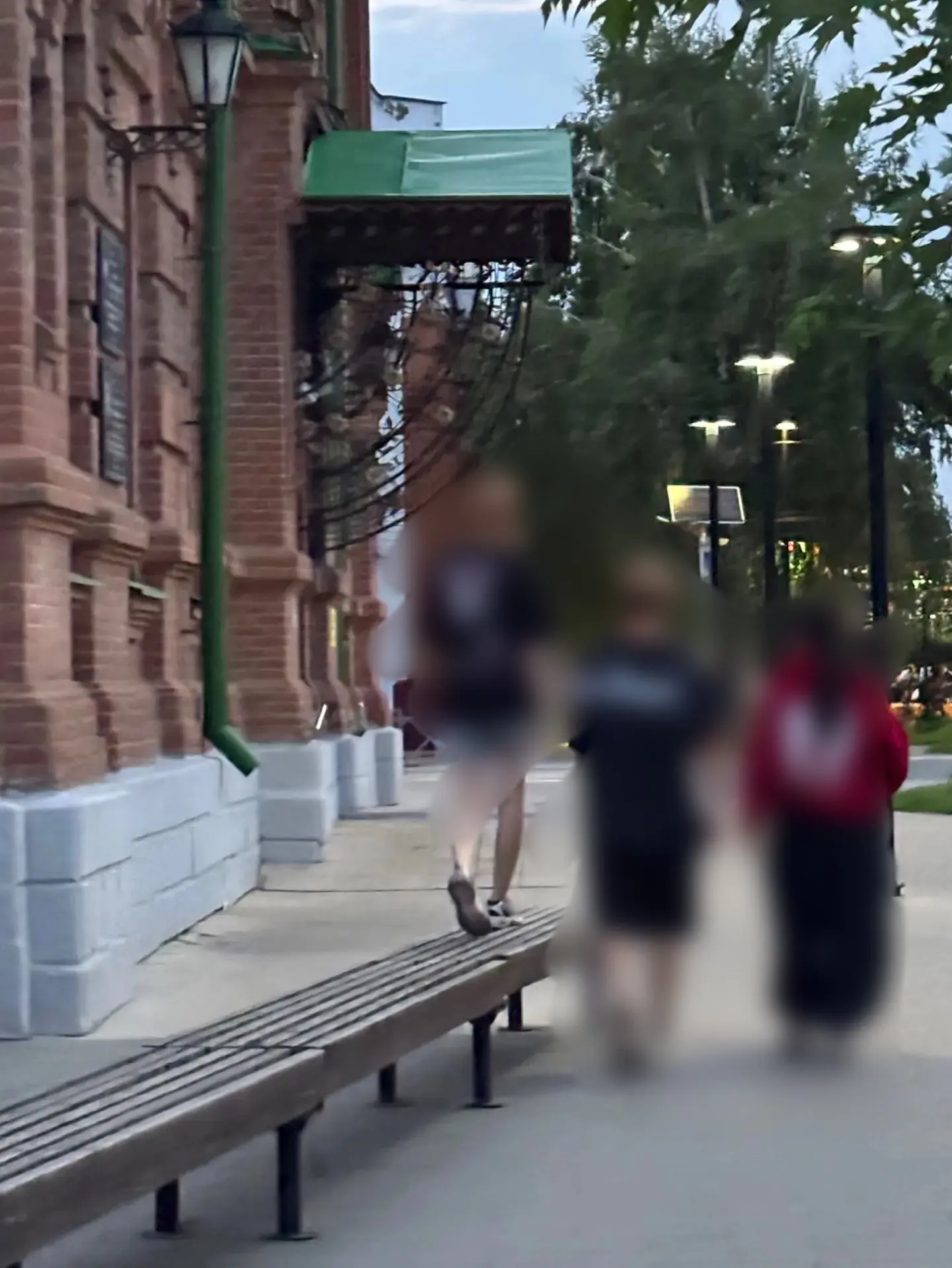 На этих лавочках сидят , а не ходят