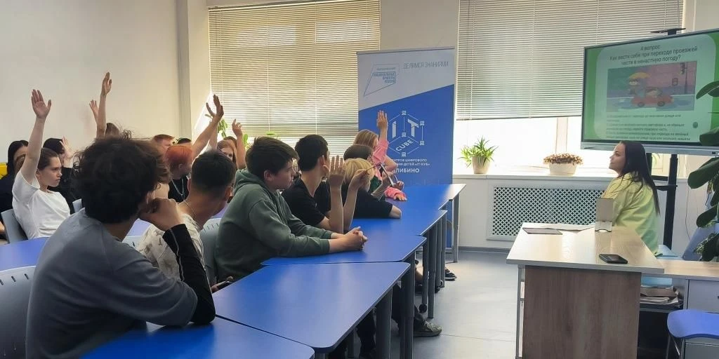 «Безопасное лето: интеллектуальная игра по ПДД для бойцов ТОП»
 
Скучать некогда! В среду участники 