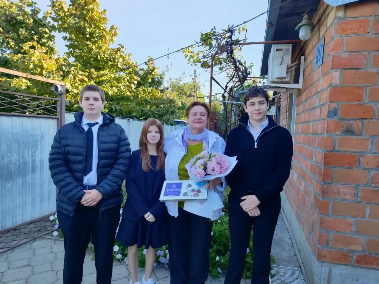 Ученики 9 «Г» класса от всей души поздравили ветерана педагогического труда Мирошниченк...