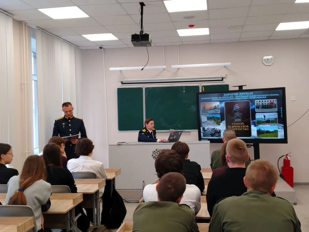 В МБОУ ЦО 21 состоялось профориентационное мероприятие.   С обучающимися 10-11 классов встретились п