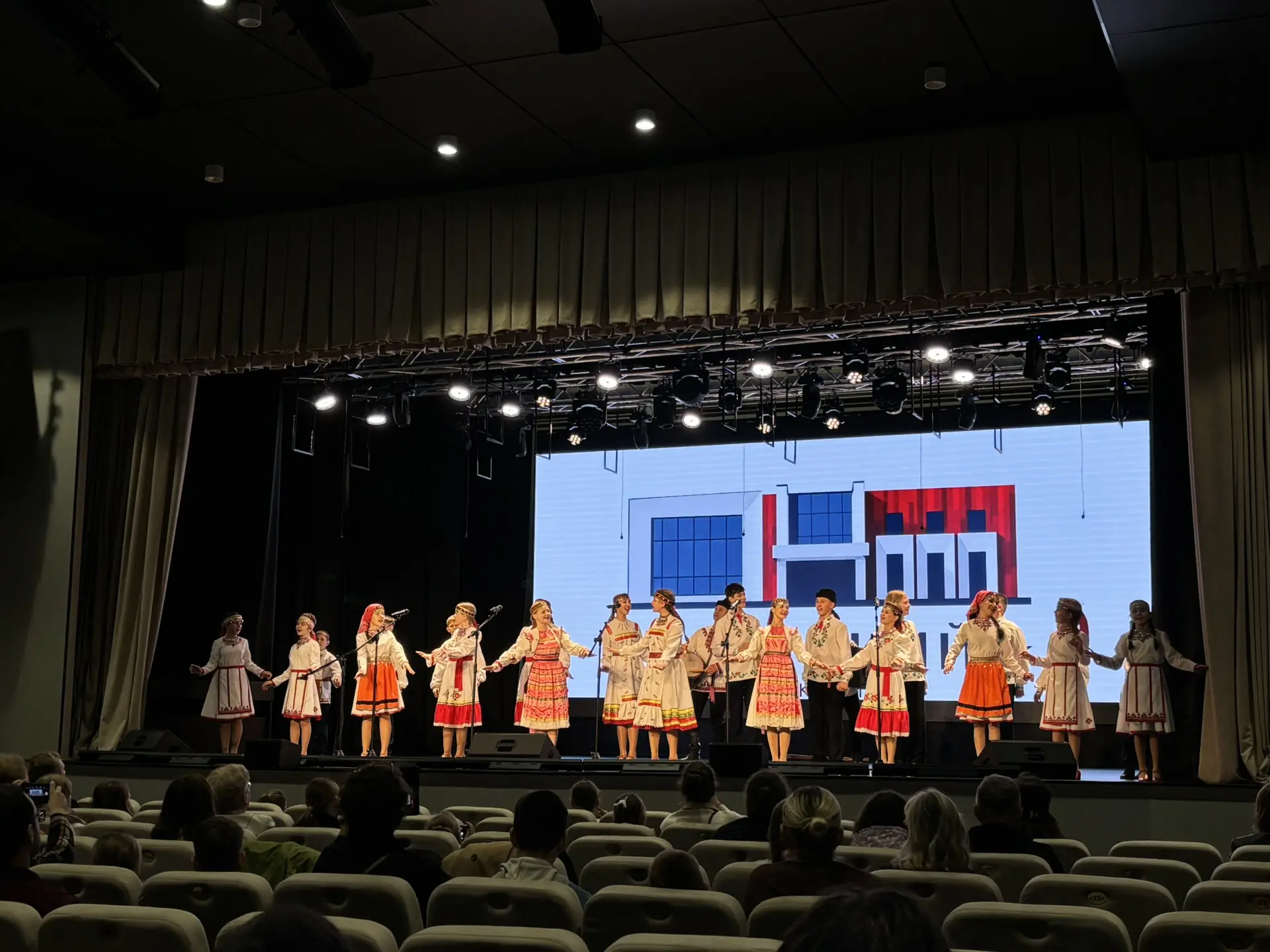 Хор народной песни «Узоры» (Республика Марий Эл) и детский хор «БоголепЪ» (г. Астрахань...