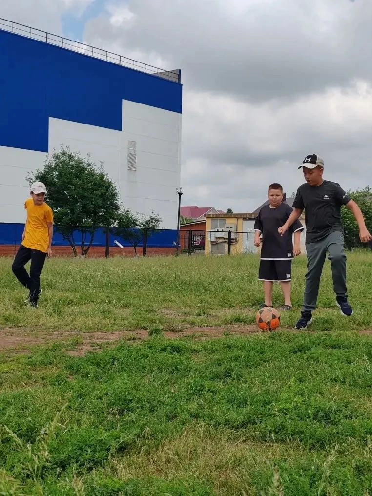 13 день в пришкольном лагере был посвящен Здоровому образу жизни. День начался с утренней зарядки. Р