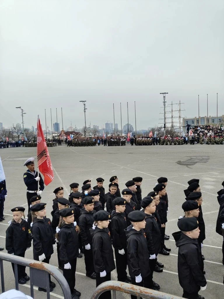 НАШИ ГЕРОИ! В УНИСОН СО ВСЕМ МИРОМ! 🇷🇺  Центральная площадь Владивостока. Международный парад «Правн